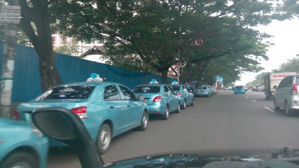 yth. <a href="/bluebirdgroup/">Bluebird Group</a> tertibkan bisnis anda di BDG. sdh berkali2 ditegur RT <a href="/AGGunari/">Agun Gunari</a>: Taksi2 parkir di larangan parkir