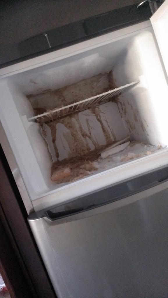 冷凍庫に炭酸を入れたまま取り出すのを忘れてはいけません 爆発します Togetter