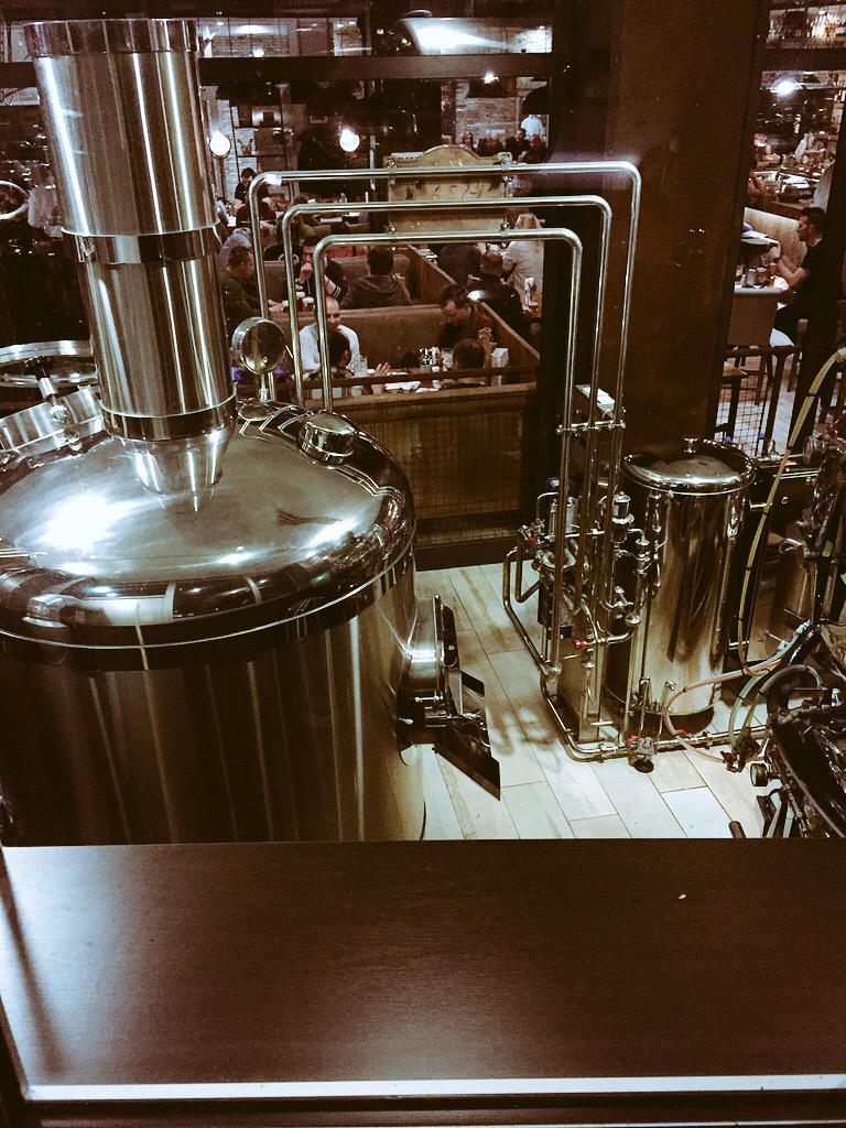 Slovakya'nın başkenti Bratislavada kendi birasını içinde kurduğu fabrikada yapan restaurantlar vardır .