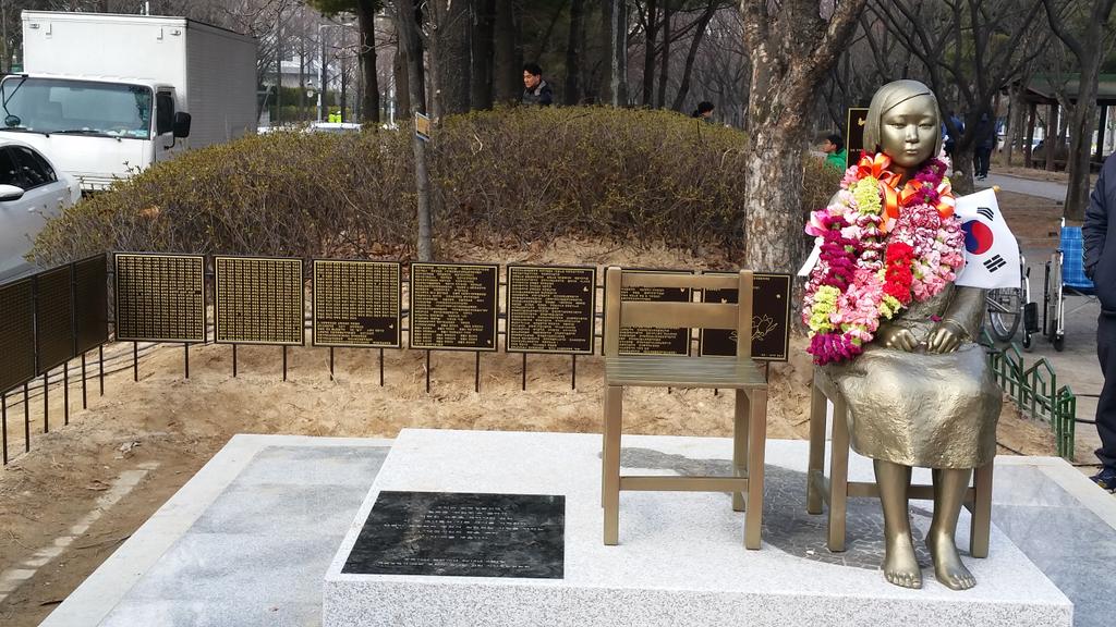 dubugii's tweet photo. ##위안부 할머니들의 아픔을 기리는
'평화의 소녀상'이 3.1절날 대전과 울산에서
잇따라 건립됐습니다^^ http://t.co/v5HQLfTIgJ