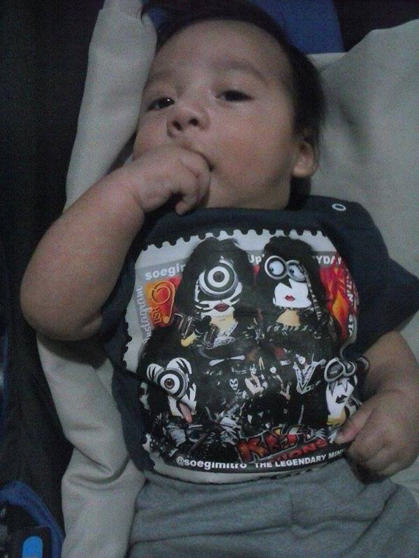 kiss's tweet photo. RT @_AlexiaMtz RamsΓ©s from Mexico (3 months old) wearing a #MinionVersion #KISS shirt. SO CUTE! http://t.co/zbCuDEqK9Y