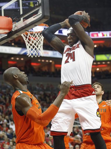 kharris90's tweet photo. Here is the @Utterback13 shot of Montrezl Harrell and Tonye Jekiri just before The Throw. http://t.co/wXXP0IFCV5 @caseymichelle19 😂😂😂