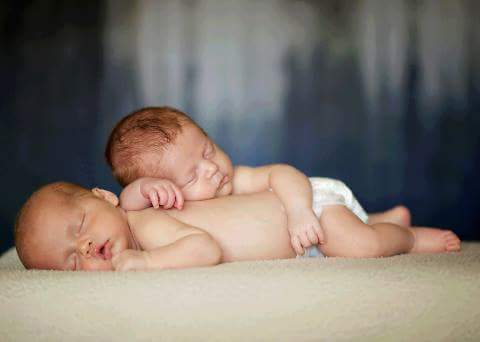 малыш спит. два младенца. младенец. малыши мальчик и девочка. старший ребенок и новорожденный.