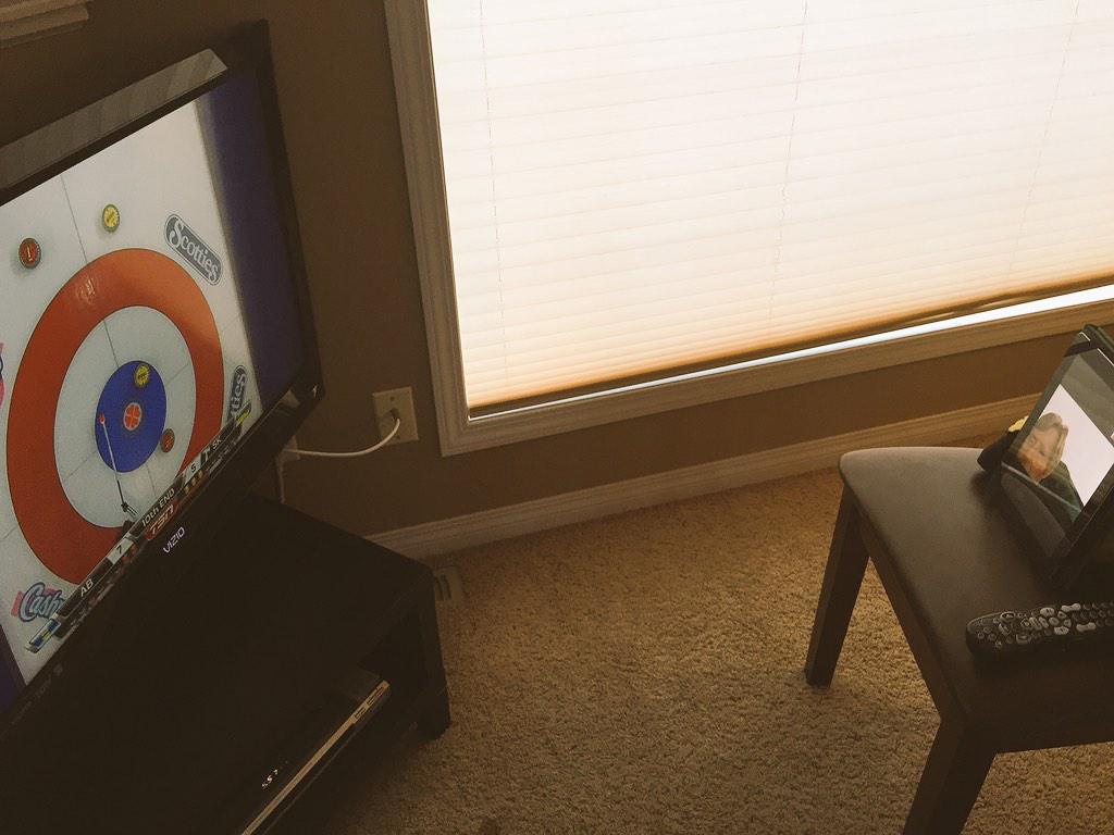 TrinaLeigh77's tweet photo. This set-up is hilarious, all so my Mom in Phoenix can watch #STOH #TeamSask #anythingforcurling http://t.co/cijTCblgze