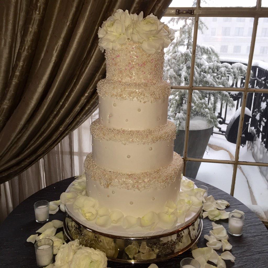 BellevuePhilly's tweet photo. Check out those pearls! #LetThemEatCake #ClassicCakes #InAHyattWorld #XIXPhilly #pearlweddingcake http://t.co/Lo7vJZTLyd
