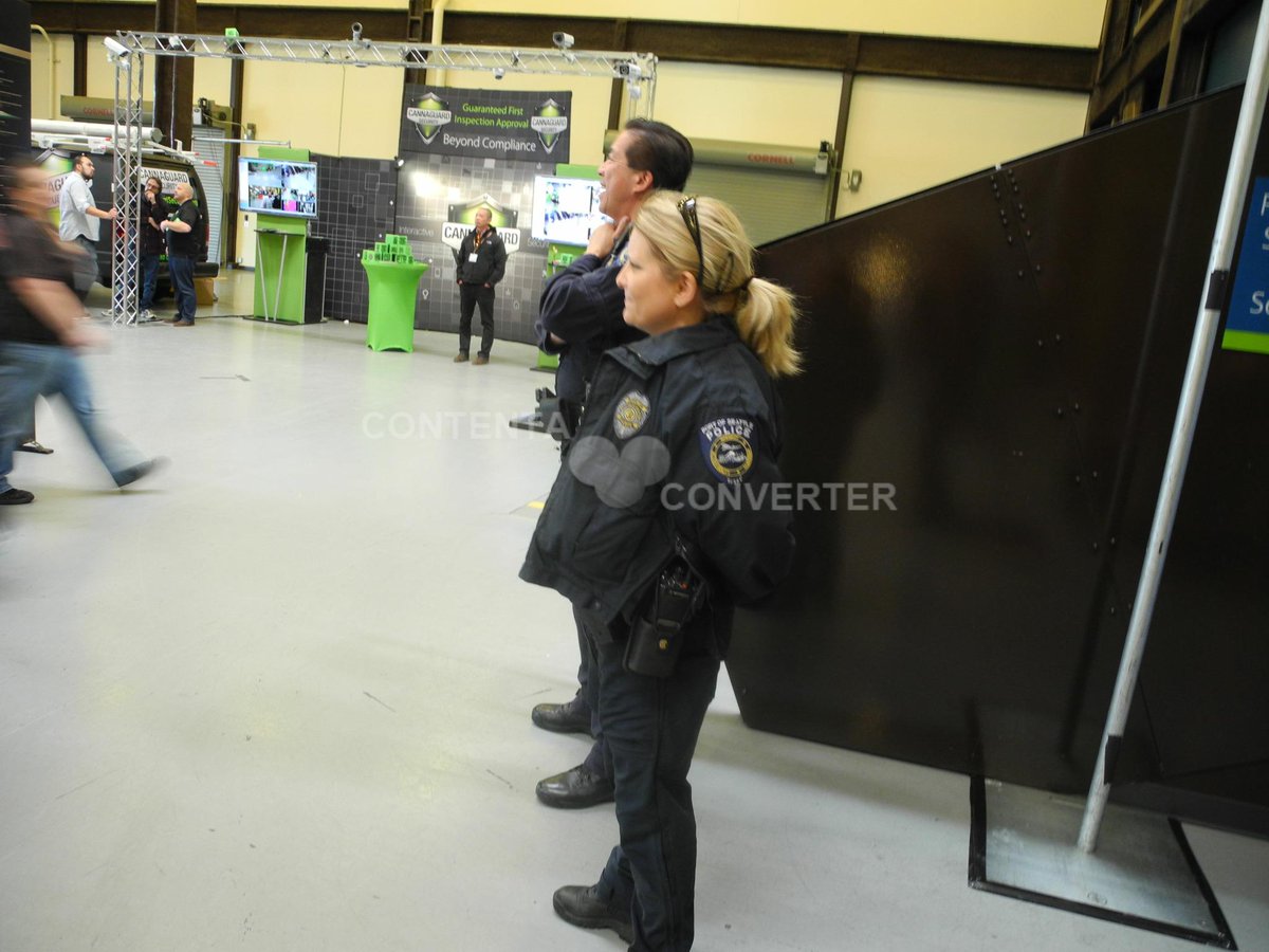 SamuelMaupin1's tweet photo. Seattle PD had showed up, but for most of CannaCan they just hung out watching people. #Cannacon2015 http://t.co/drOItelIlo