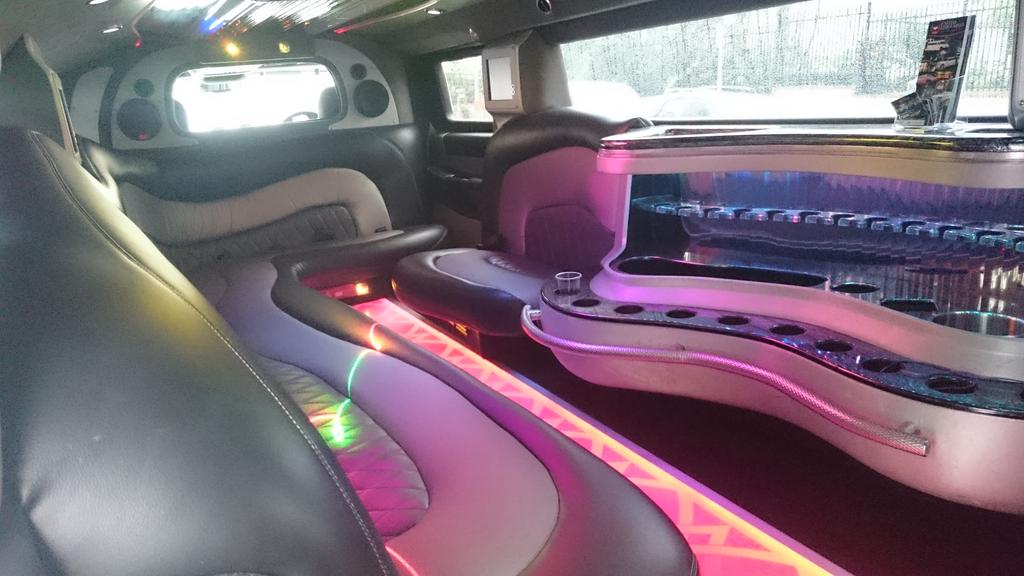 markbournerun's tweet photo. Quite an interesting entry for elite start group this morning. Very Gold Coast! #stretchhummer http://t.co/GNKNTBLEi6