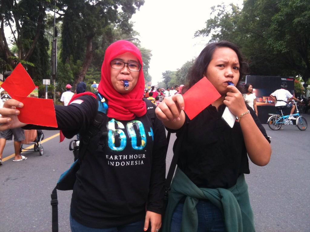 EHSolo's tweet photo. Ada jg "wasit sampah" yg peringatkan pengunjung CFD utk tdk membuat sampah. Atau mau kena kartu merah? #OjoNyampah http://t.co/aucj15W4Yk