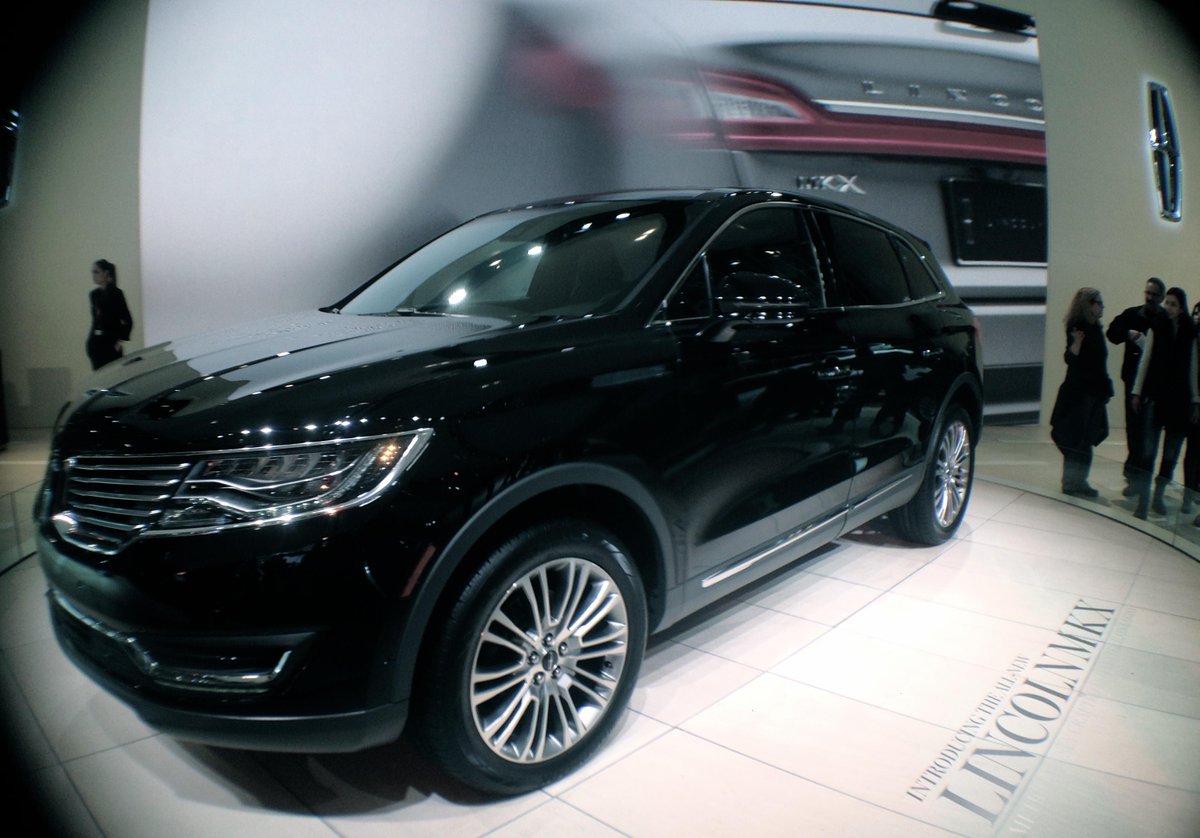 autoshowcanada's tweet image. The #Lincoln MKX at #CIAS2015 #LIFEisinMOTION!