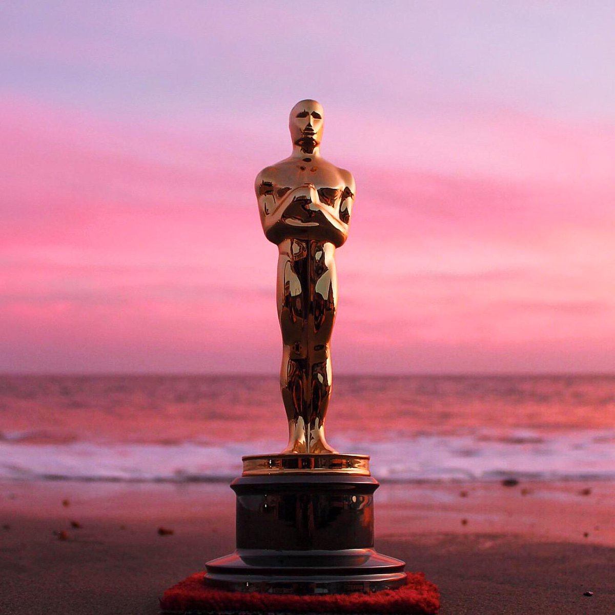 TheAcademy's tweet photo. The sun sets on an Oscar. It will rise on THE #Oscars. http://t.co/fN3M5lvK6Q