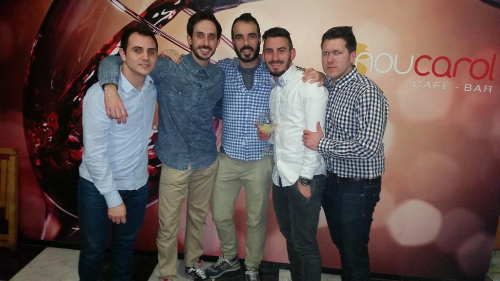 The_Killer_31's tweet photo. Con los gatos celebrando los 31 k no pare la fiesta #aceitegato http://t.co/GX6a23ofsv