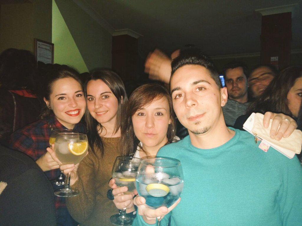 pepebarea's tweet photo. "@Patry_Florido: Saludos desde El Donde! 🙋🙋💋💋💖 #Amigos http://t.co/gprK3zcsDN"