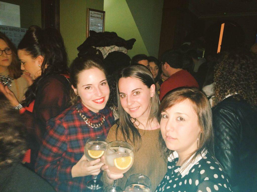 pepebarea's tweet photo. "@Patry_Florido: Saludos desde El Donde! 🙋🙋💋💋💖 #Amigos http://t.co/gprK3zcsDN"