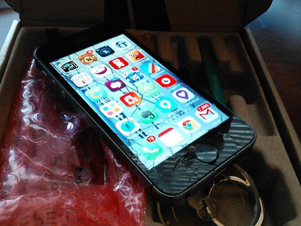 PopMech's tweet image. I Fixed My Broken iPhone Screen, and You Should Too bit.ly/1BzpglK