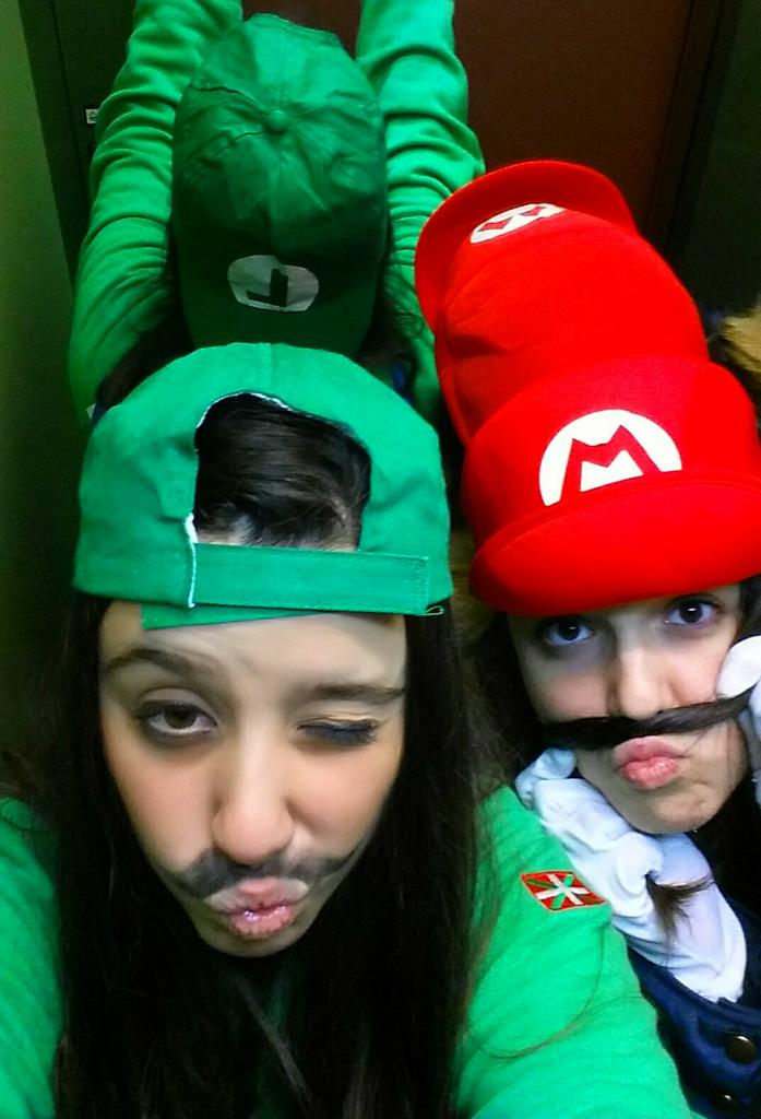 leireurt's tweet photo. Buena nochecita en compañía de mi Mario preferido! Y ademas los super oparis😆😆 loveyoupitxin @MaitetxuRuiz 😗 http://t.co/XFb044ZDEU