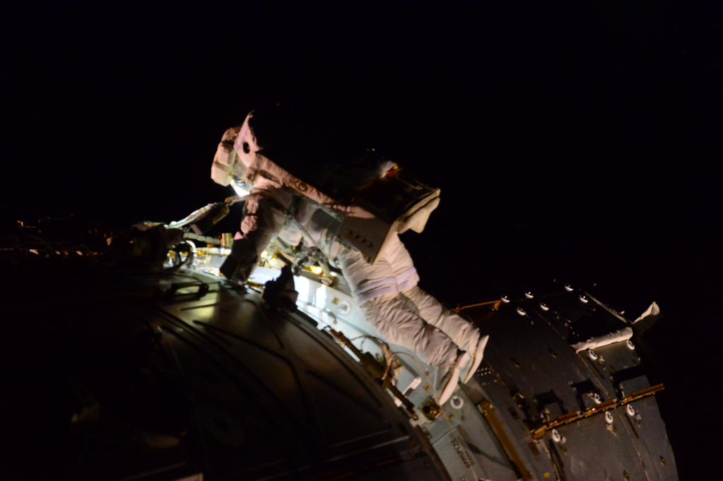 ShuttleAlmanac's tweet photo. New pic 1 - from todays US #ISS #EVA29 http://t.co/AvMUSaU2xz