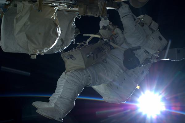 ShuttleAlmanac's tweet photo. New pic 5 - from todays US #ISS #EVA29 http://t.co/5U47EitaK3