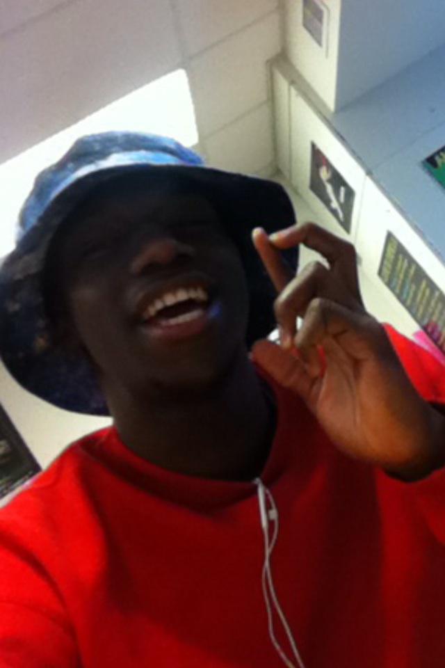KingtoureM's tweet photo. #SmilingForNoReason #BeHappyKMT #TurnUpTime http://t.co/8gK1lumKc2