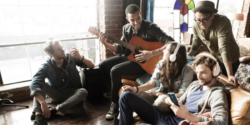 SamsungLV's tweet image. #LevelOver austiņas labi izskatās un skan vēl labāk – Tu noteikti pavadīsi daudz labu brīžu ar tām!