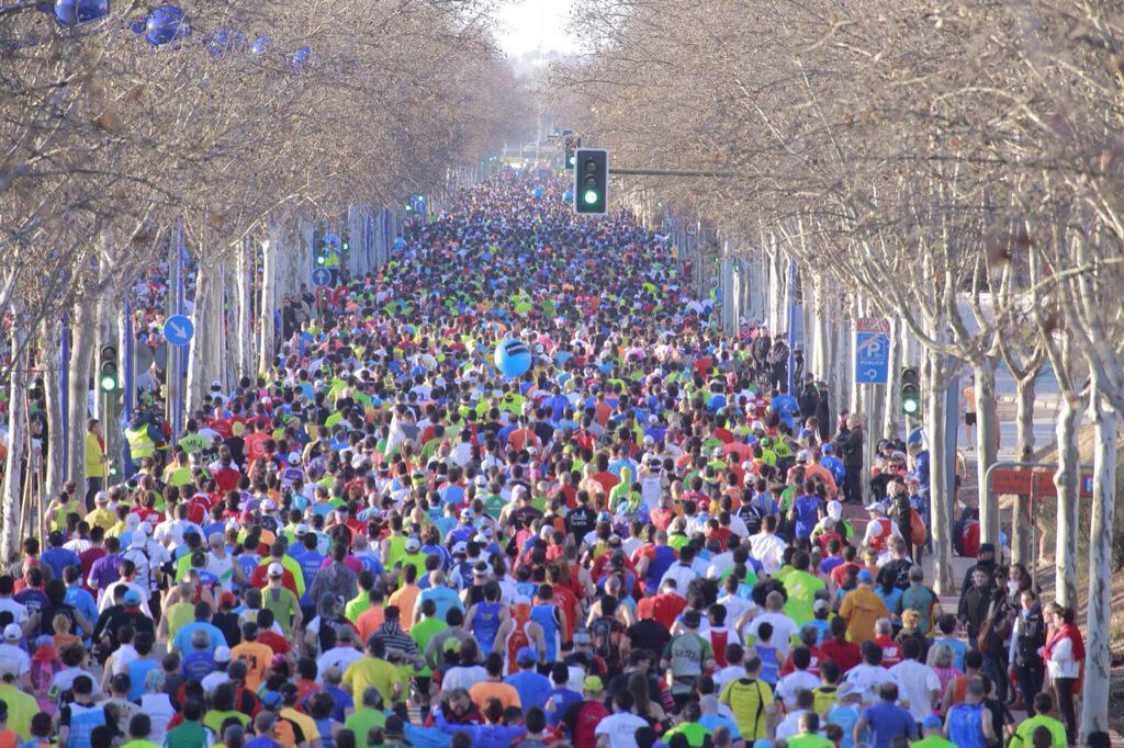 DeportesCopeSE's tweet photo. Ya ha arrancado la @MaratonSevilla. Impresionante la imagen de la salida. Vía @Ayto_Sevilla. http://t.co/0Qtp2jJmbS