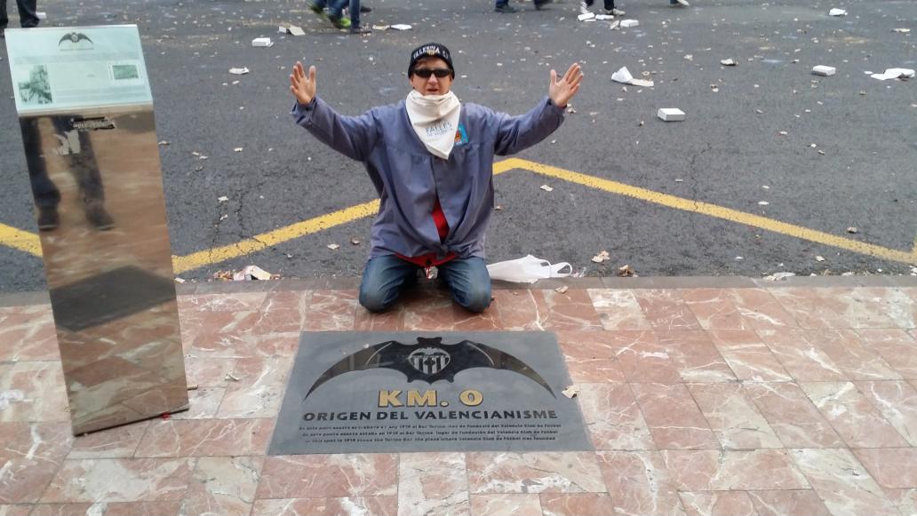rafeta64's tweet photo. Siempre hay un minuto en la DESPERTÀ para venerar al mejor equipo dl Mundo...el nostre VALENCIA C.F.
AMUNT!!!! http://t.co/9CyTALWAkT