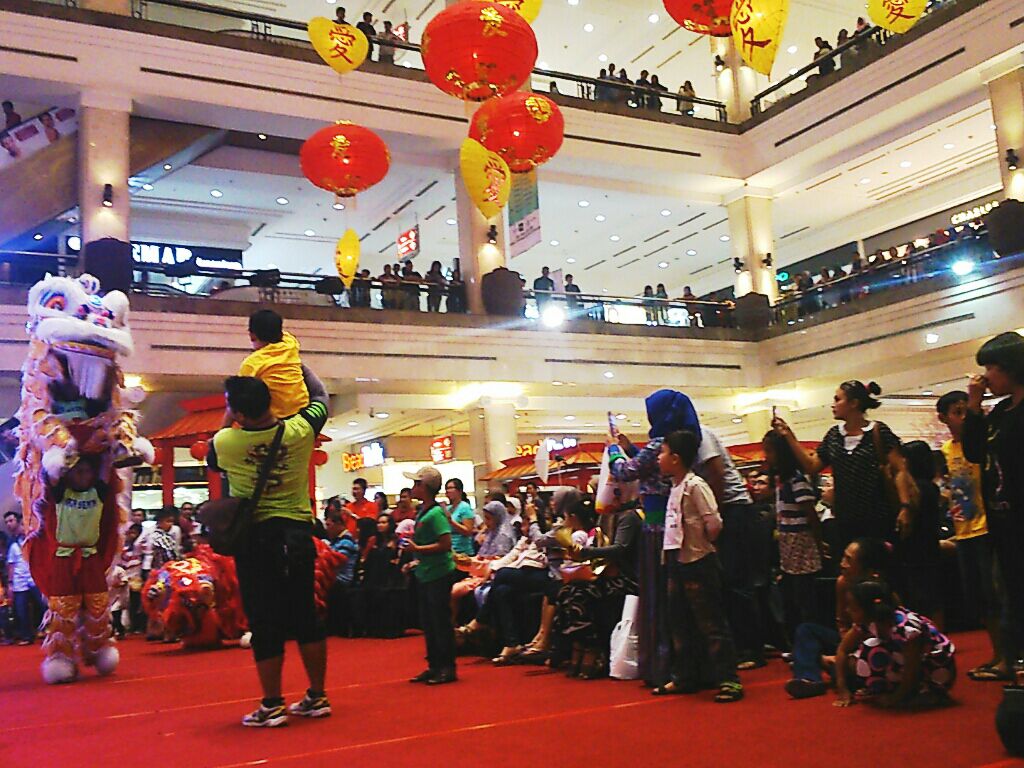 Serunya liburan di Plaza Ambarrukmo.  Ini adalah suasana Atrium Plaza Ambarrukmo siang ini. Gong xi fa cai 2566