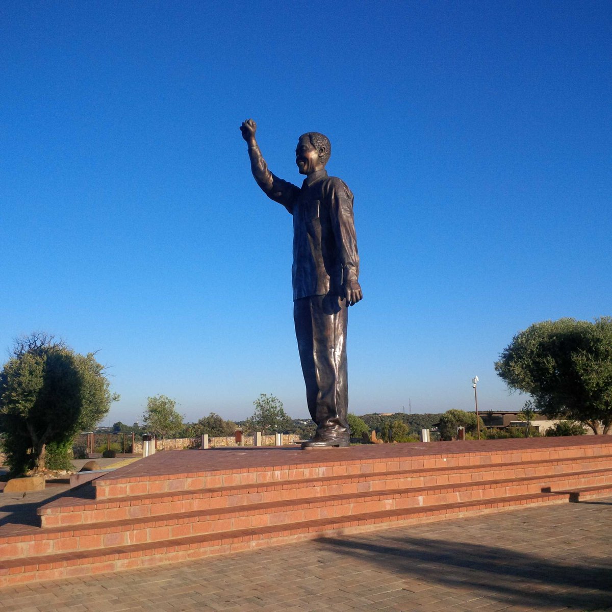 carienduplessis's tweet photo. Tata Madiba #helloBloem #loverunning http://t.co/fvQk5c3UeN