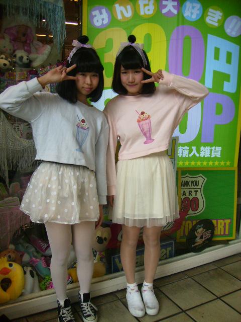 サンキューマート大阪アメリカ村店 お客様スナップ 双子コーデ 1組目のお客様 うめちゃんさん 17 とまなちさん 17 のお2人です W スイーツのトレーナーと髪型 が今日のポイントだそうです ご協力ありがとうございました サンキューマートで双子