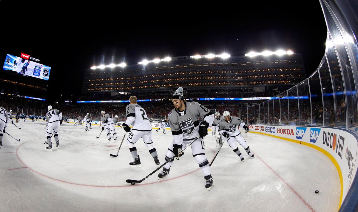 cbcsports's tweet photo. The @LAKings and @SanJoseSharks are tied at 1 in the 3rd period, watch outdoor game here: #NHL http://t.co/YKxaEzqyn3 http://t.co/l9rfHNyG7k