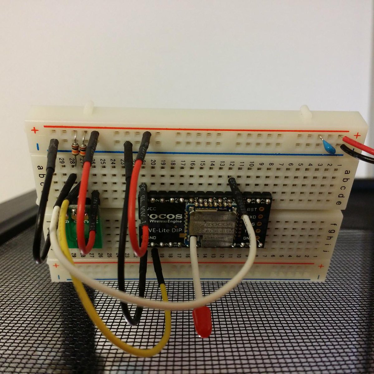 lawn_rep's tweet image. 温湿度センサをケージの上において一晩（12時間ほど）記録してみた。
サーバに蓄積して Web ブラウザで見れるようにしたいなー。
#Raspberry_Pi2 早く届け。