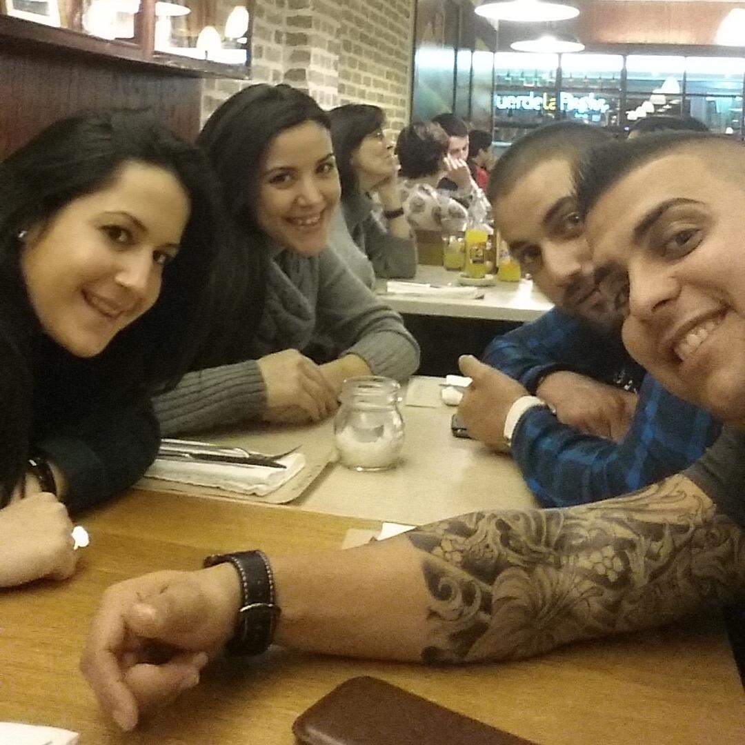 abel26im's tweet photo. Nel ginos y risas con @LauraLBZ @MyriamCs4 @cristian10dmy http://t.co/V0IhXpCoyS