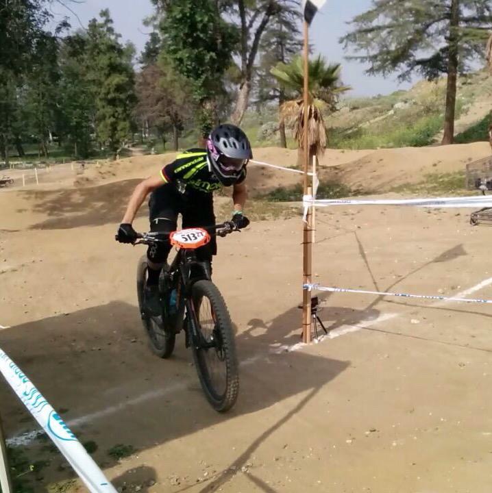 CyclesVeloce's tweet photo. The @FeefeeP crossing the finish line to win 4th race of the Fontana winter series Super D by less than a second! http://t.co/oW95ScOFi3