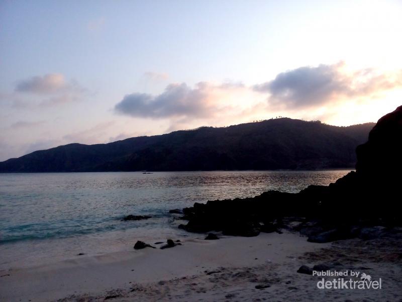 detikTravel's tweet photo. Senja yang Meneduhkan Hati di Pantai Kuta, Lombok http://t.co/ZiUQp6nlBb http://t.co/mvpYzusJGs