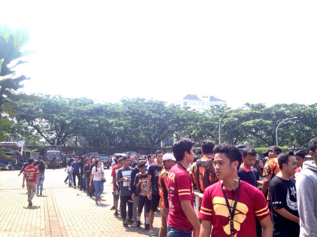 ALSEACE2025's tweet photo. Antrian #ALSEACE2015 saat ini 😁😁 http://t.co/FO14fkNNeb