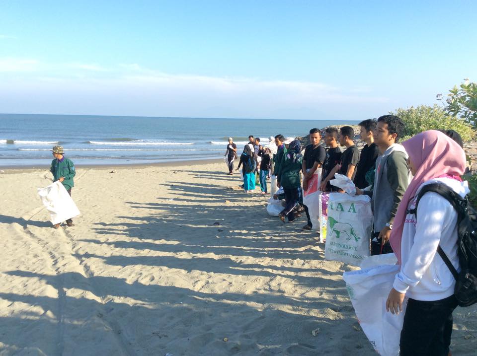 Pembersihan sampah dipantai Alue Naga-Syah Kuala #bandaaceh
cc:<a href="/KoFaKaHa_FKHUns/">KOFAKAHA FKH Unsyiah</a> &amp; <a href="/AquaticFKH_USK/">UKM AQUATIC FKH USK</a> #HariSampahNasional