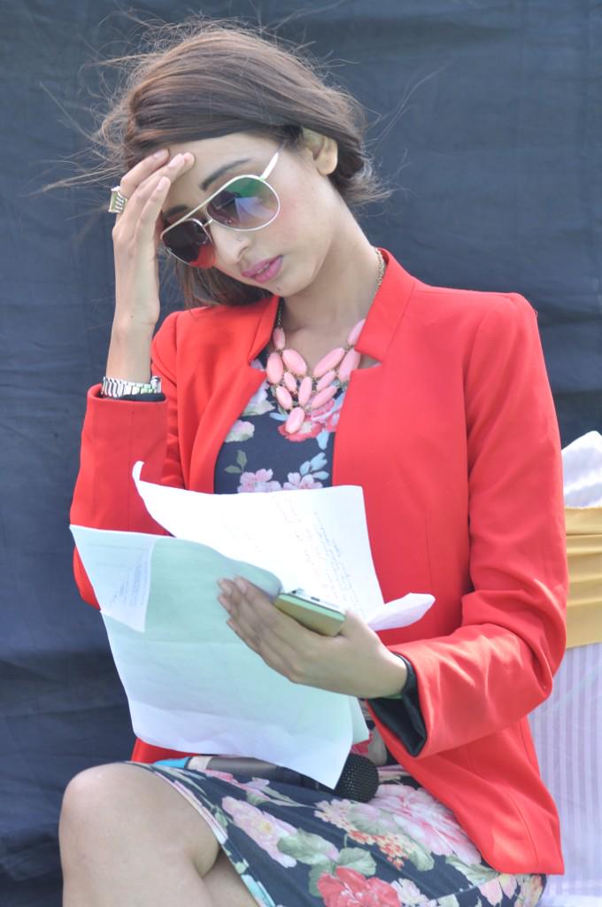 Anchor_Mehak's tweet photo. #Stills #PreShow #BackStage #Scipts #WorkStress http://t.co/WQAsMWshRu