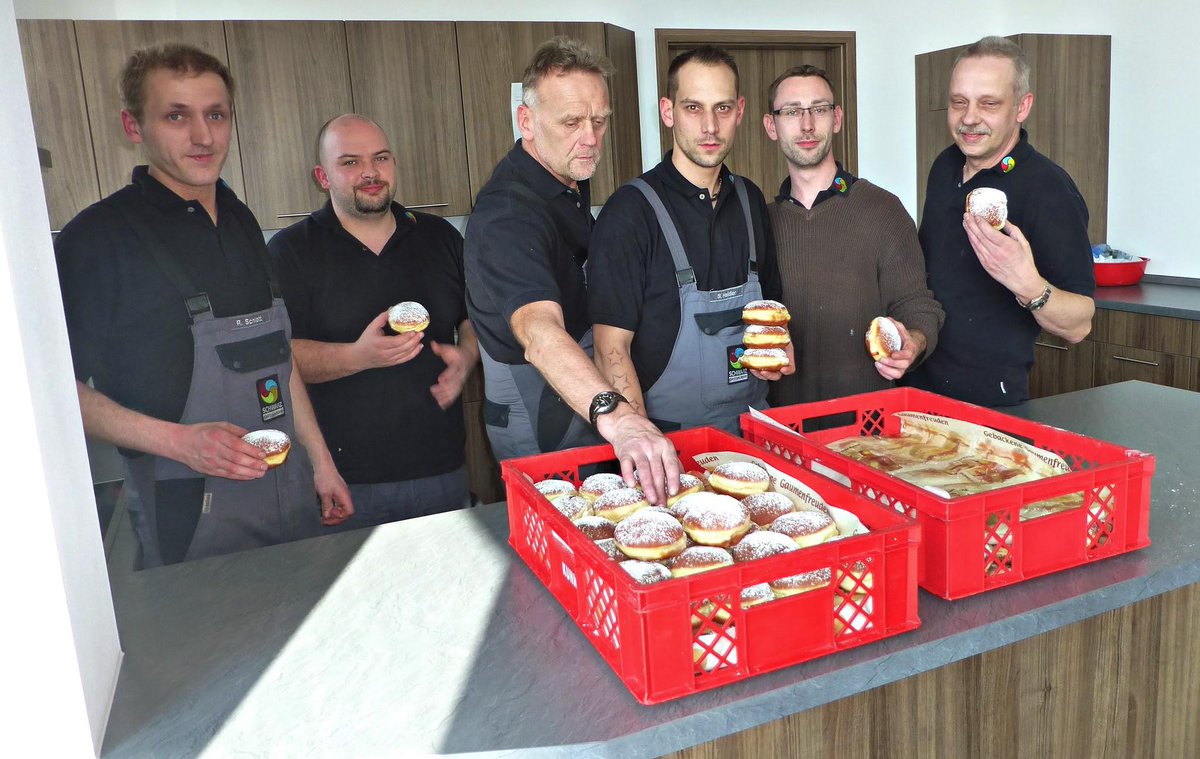 #Krapfen-Time bei #Schwarz Elektromotoren
Traditionell am Faschingsdienstag spendiert die Geschäftsleitun...
