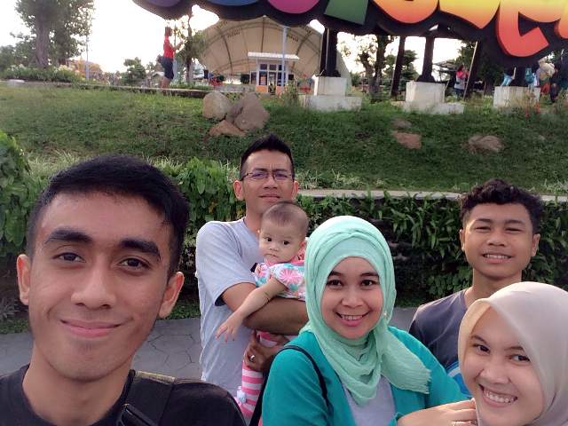 Linabarnii's tweet photo. Happy holiday jungle fest ... http://t.co/WauW3dpc16