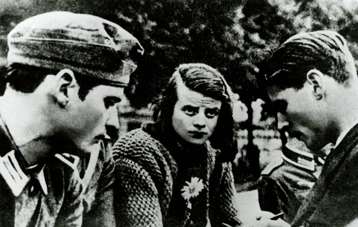 apolut_net's tweet image. @NerdyGerdyMan Zum heutigen 72. Todestag von #SophieScholl, #HansScholl und #ChristophProbst -
Zufrieden?