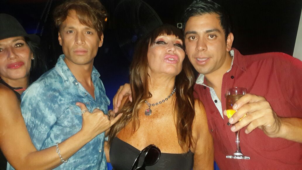 galosotto's tweet photo. En zebra con la one @Moria_Casan @Zeta_Ok y el monito noche acabada http://t.co/gRT80dO5NC