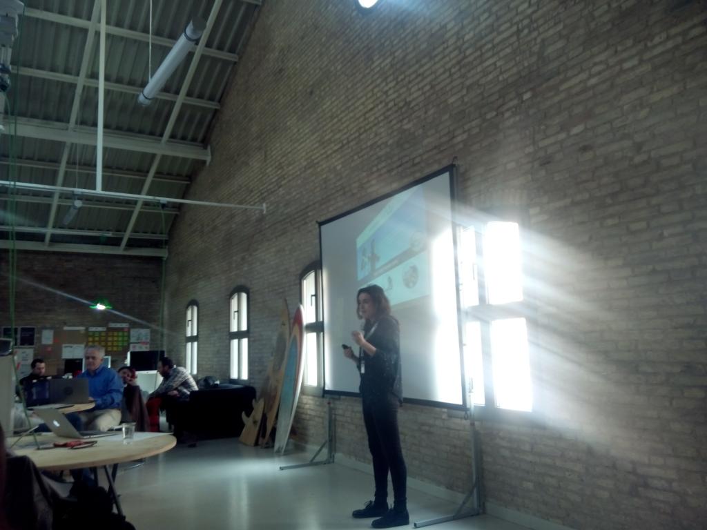 jl_laso's tweet photo. escuchando atentamente a @VioletaGarin en #WinterHackVLC en @lasnaves http://t.co/vPrMwupUdt