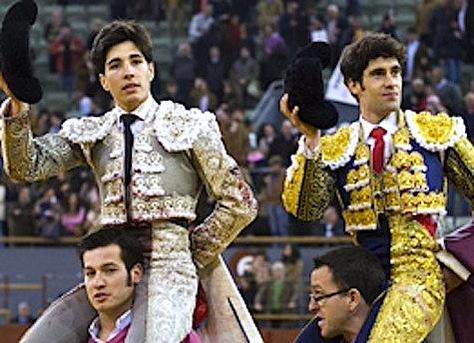 Contrabarrera6's tweet photo. Espectacular ayer @Alvaro_LorGut que cortó 5/6 orejas posibles, y emocionó con la capa #PuertaGrande Enhorabuena!! 🐂🐂 http://t.co/eRsQenvuE6