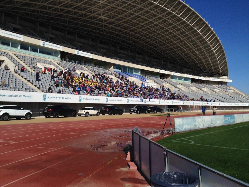 MalagaCF's tweet photo. Sale el equipo a entrenar y la grada le recibe con un ovación #MCFLive http://t.co/7UM35h7koV
