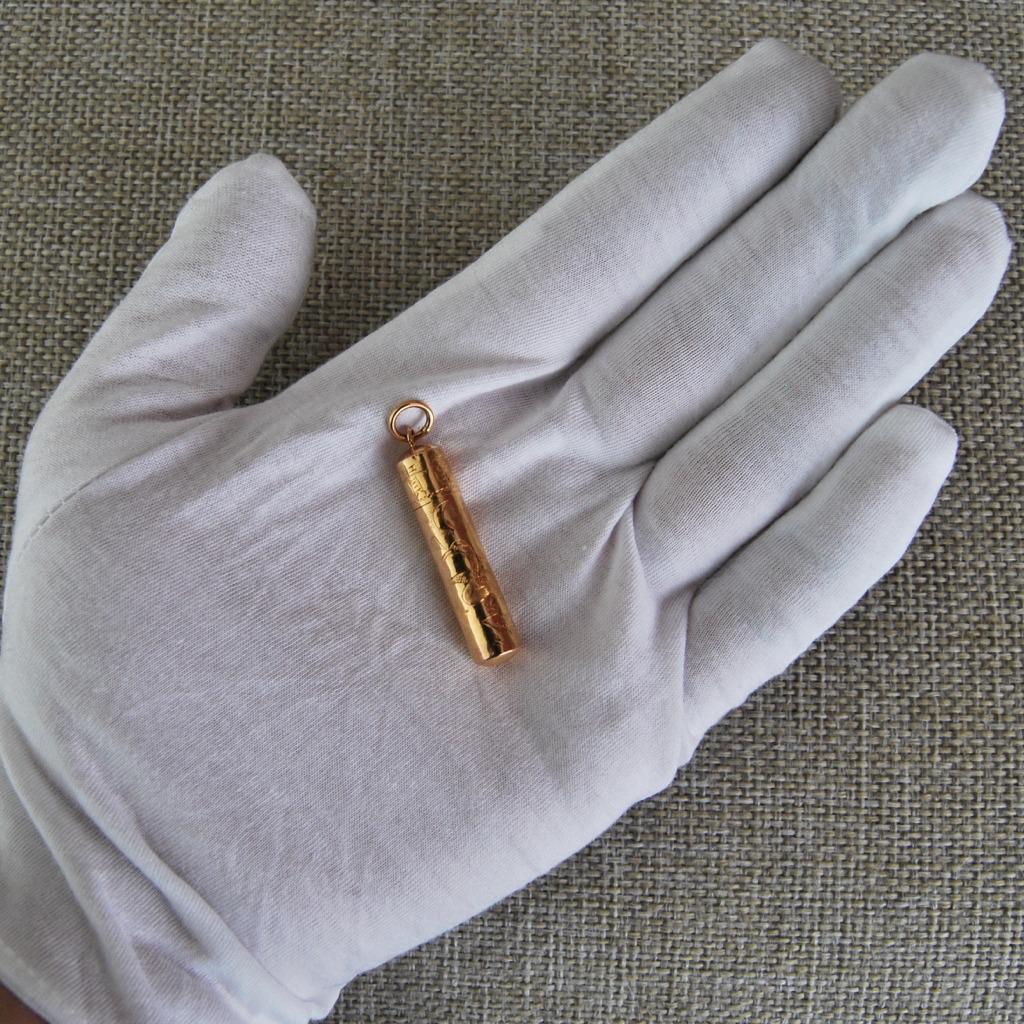 早些年收藏了不少金银器，现在一件件的放到淘宝店铺上，今天先放一件晚清至民国时期的纯金雕花随身储物盒。

item.taobao.com/item.htm?id=43…