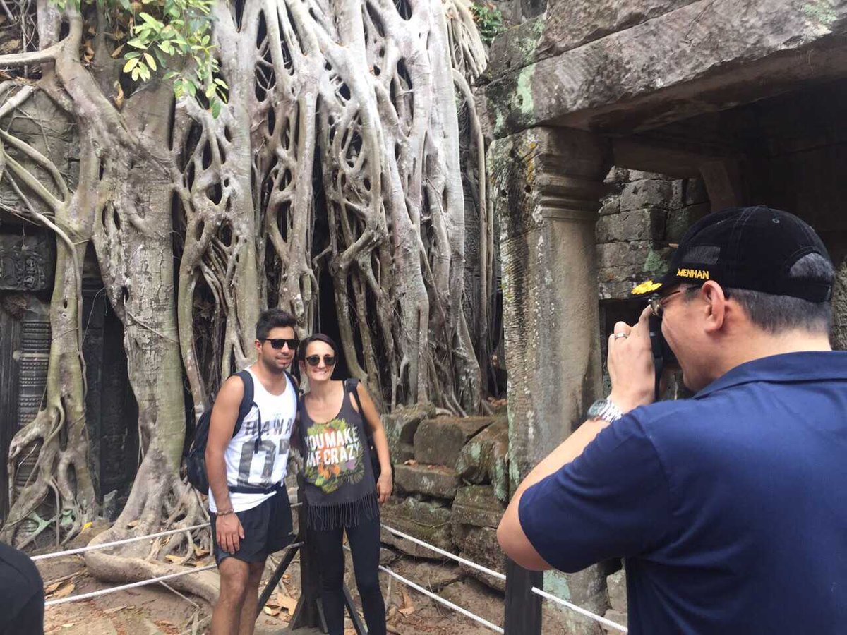 Kagum saya DS "<a href="/HishammuddinH2O/">Hishammuddin Hussein 🇲🇾</a>: Unexpected request by this German couple to take their photograph at Angkor Wat :-) "