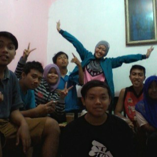 nandhukadv's tweet photo. Muka abstrak ngopi2 bareng sambil makan gorengan belut @joelfieckar @rizq_novian @LilyNH @Aprilia_Lada http://t.co/FEbJb6gEDe