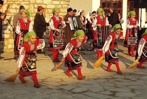 Българската православна църква почита днес църковния празник Неделя Сиропустна, наричан от народа Прошка