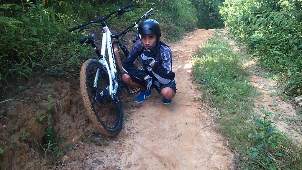 runiafebrianka's tweet photo. Weekend biking #4x #thrillagent #fundownhill #bike #biking http://t.co/0QuqGI8Pjy