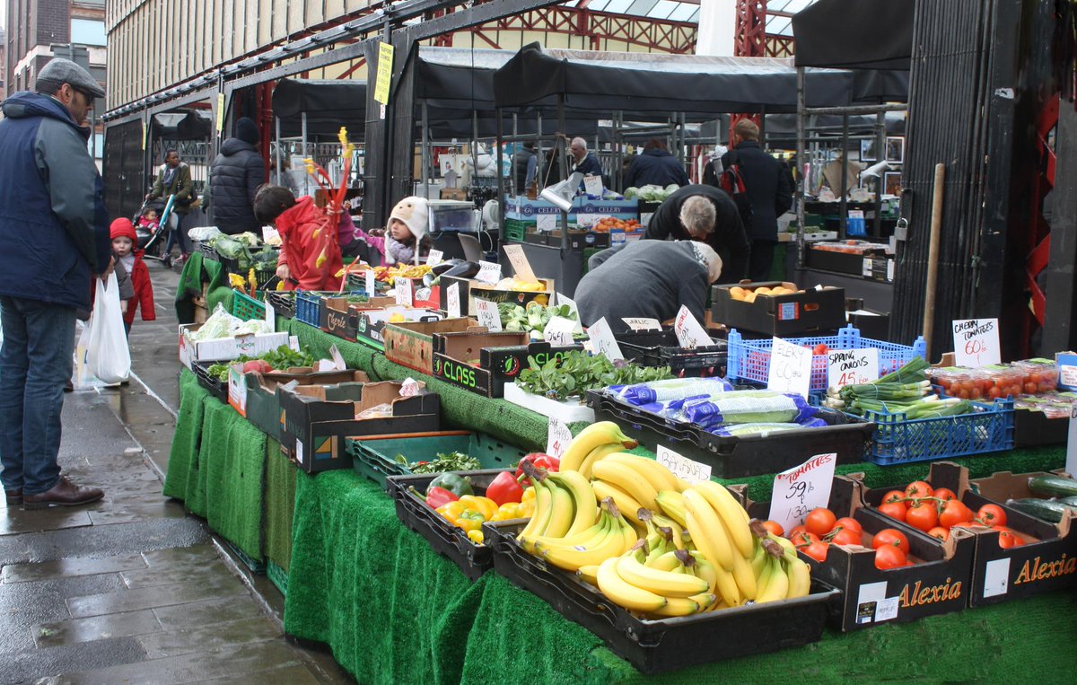 AltyMarkets's tweet photo. Altrincham Market, local traders serving People from all over the North West #altrincham #AltyRt Lower Outside Canopy http://t.co/lWeS1xAN3g