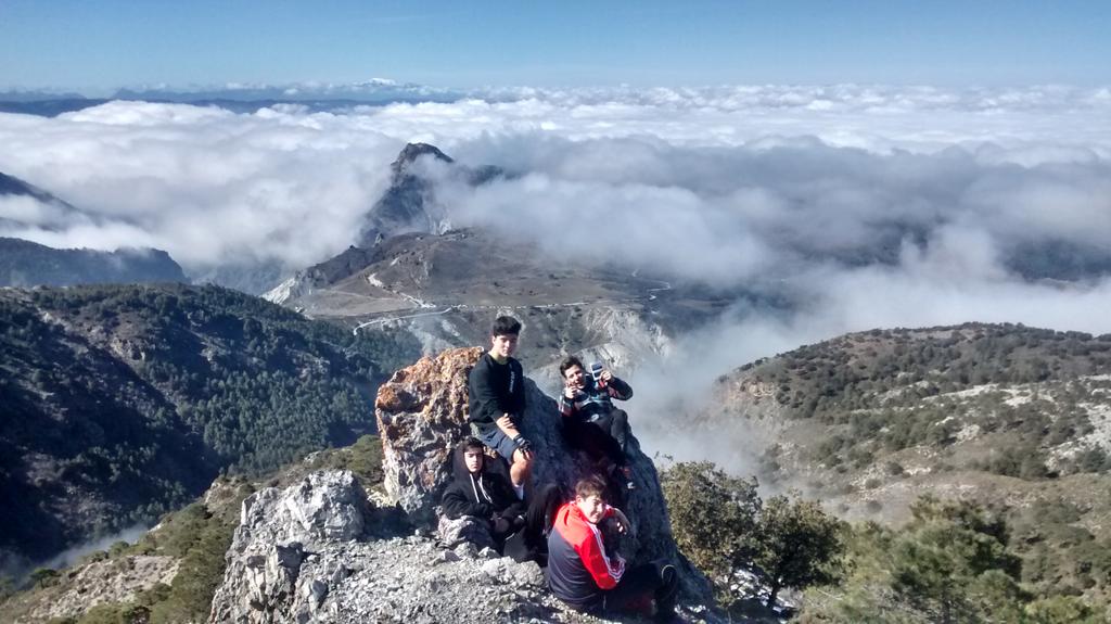 ionaranguren's tweet photo. Las mejores vistas y aventuras requieren pequeños esfuerzos @itkescolapiosgr http://t.co/PvvW2mFRUQ
